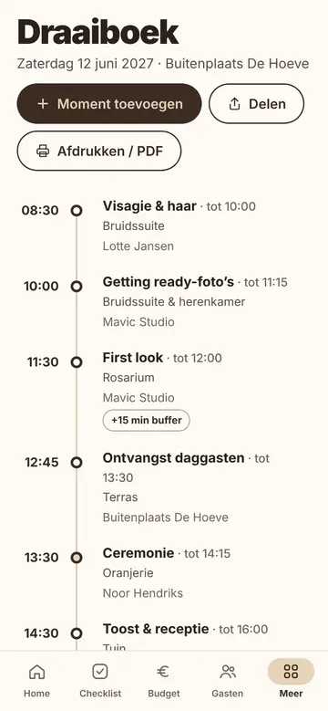 Het draaiboek op een telefoon: momenten van de trouwdag op tijd, met locatie en verantwoordelijke.