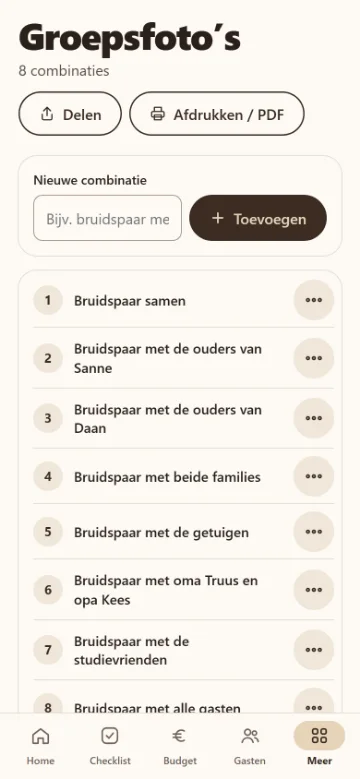 De lijst met groepsfoto’s op een telefoon: genummerde combinaties zoals het bruidspaar met de ouders en met de getuigen.