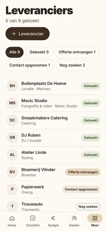 Leveranciers op een telefoon met per leverancier de categorie en een status zoals Geboekt of Offerte ontvangen.